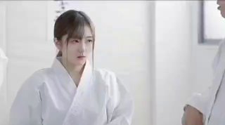 才18歲 美到爆炸的超級青春嬰兒肥學生妹 還是處女，在簡陋的閨房裡